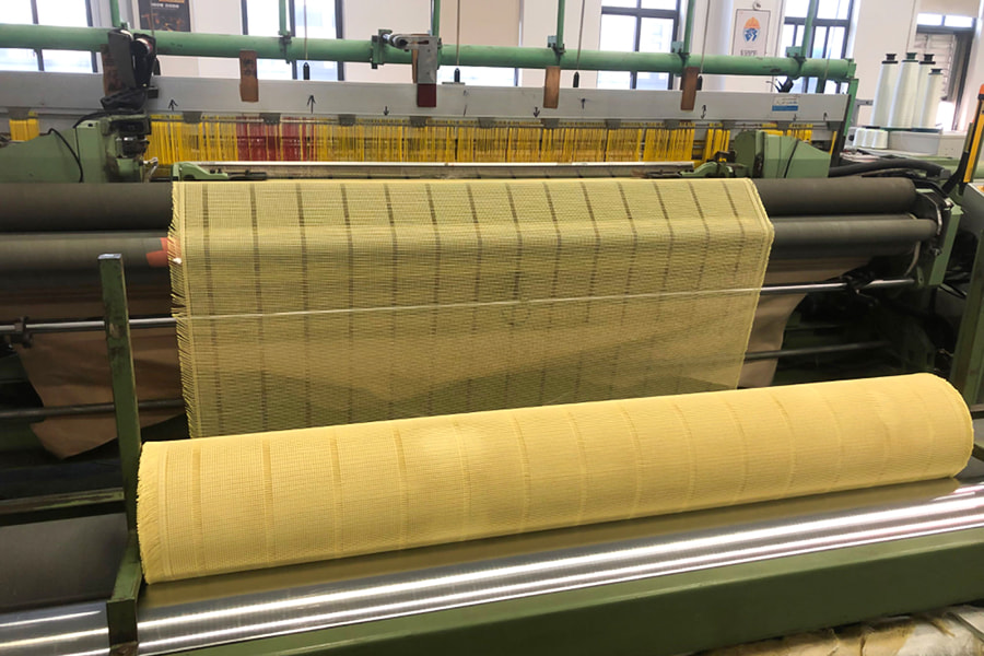 Rola mrežaste tkanine visoke čvrstoće ojačana aramidom – za kompozitne osnovne materijale